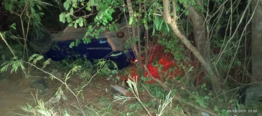 Motorista fica ferido após capotamento na MGC-122, em Janaúba